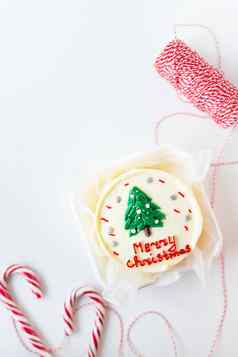 圣诞节蛋糕登记快乐圣诞节装饰糖衣白色背景糖果拐杖红色的线程礼物准备假期