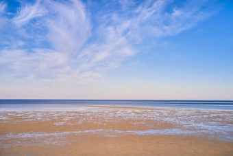 蓝色的海洋视图平静海水夏天早....自然景观海岸线蓝色的天空白色云地平线海<strong>边</strong>场景潮汐<strong>电流</strong>美丽的海滩一天