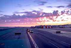 美丽的日落这些洛杉矶机场终端停机坪上