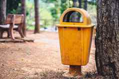 黄色的橙色垃圾本森林公园帮助保存公共垃圾一边地面路径概念感染控制处理浪费户外开放空气保护自然清洁地球
