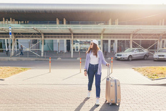 年轻的美丽的女孩机场行李飞机苍蝇假期旅程