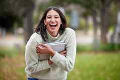 研究硬笑很多肖像年轻的女人携带教科书大学