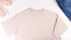 米色男女皆宜的衬衫模拟平躺白色背景前前面视图t恤斯尼克斯牛仔裤复制空间模型t恤夏季模板空白衬衫
