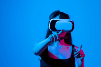 女人虚拟现实眼镜耳机指出对象元宇宙虚拟现实元宇宙