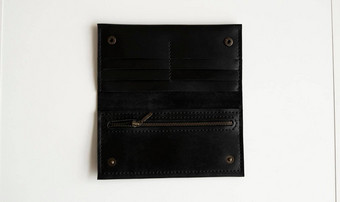 男人的手工制作的钱包白色表面钱包使真正的黑色的皮革槽卡片大邮政编码口袋里白色背景配件但