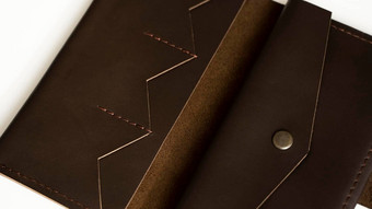 男人的手工制作的钱包白色表面钱包使真正的棕色（的）皮革白色背景配件但