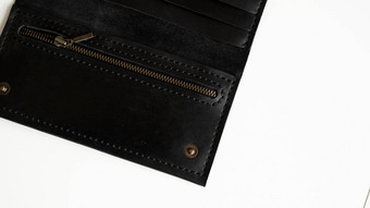 细节男人的手工制作的钱包白色表面钱包使真正的黑色的皮革槽卡片大邮政编码口袋里白色背景配件但