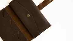 男人的手工制作的钱包白色表面钱包使真正的棕色（的）皮革白色背景配件但