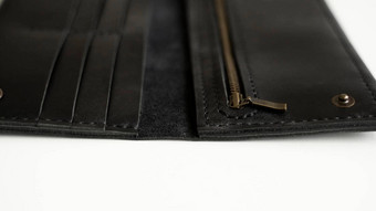 细节男人的手工制作的钱包白色<strong>表</strong>面钱包使真正的黑色的皮革槽卡片大邮政编码口袋里白色背景配件但