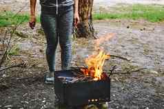 年轻的女孩kindle烧烤烧烤烹饪鸡肉蔬菜