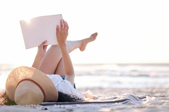 失去了页面故事认不出来女人阅读书海滩