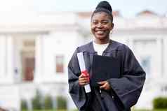 努力年价值肖像年轻的女人持有证书帽毕业一天
