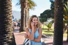美丽的旅游女人智能手机海滨电话调用聊天移动电话享受夏天假期