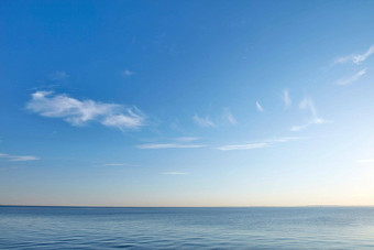 美丽的平静安静的视图海滩海洋海蓝色的天空复制空间背景阳光明媚的一天和平风景优美的宁静的景观享受放松沿海度假