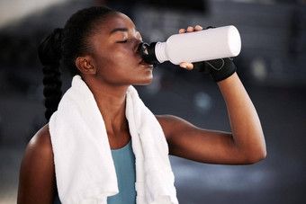 锻炼<strong>定期</strong>喝很多水适合年轻的女人喝水健身房
