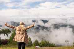 女人背包客享受视图山