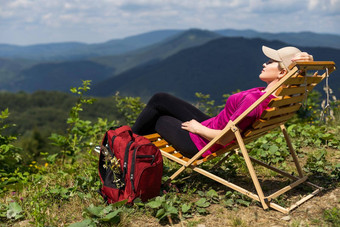 时尚的旅行者女人放松山赶时髦的人前山休息空间文本大气时刻旅游热旅行概念