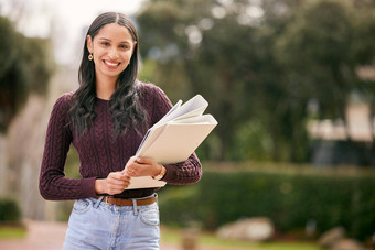 未来很多年轻的女人携<strong>带教</strong>科书大学