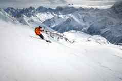 off-piste滑雪冰川美丽的高山景观蓝色的多云的天空背景高山免费的空间文本