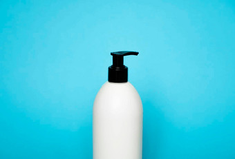 白色塑料肥皂自动售货机泵瓶孤立的蓝色的背景皮肤护理乳液洗澡至关重要的产品洗发水瓶浴身体乳液细液体手洗浴室配件
