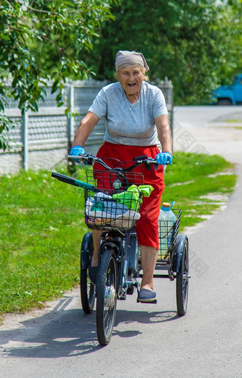 女人游乐设施自行车选择焦点