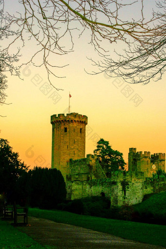 古老的欧洲中世纪的建筑建筑城堡金秋天光蓝色的天空背景秋天