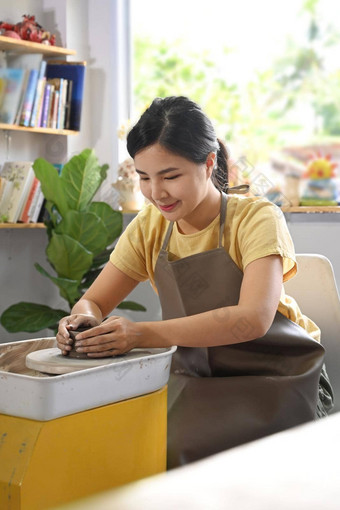 集中女陶瓷工创建工艺品陶器陶器轮车间