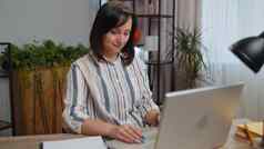 年轻的业务女人作品移动PC使在线购买研究电子学习远程工作办公室