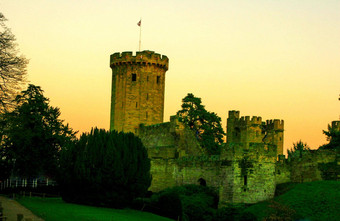 古老的欧洲中世纪的建筑建筑城堡金秋天光蓝色的天空背景秋天