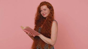 红色头发的人女人阅读有趣的有趣的童话故事书休闲爱好教育学习
