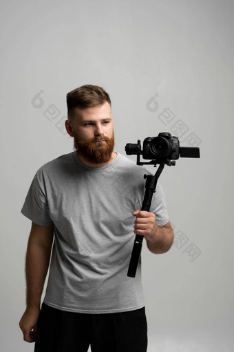 专业电视录像制作人使好镜头替身摄影师创造者稳定剂手需要视频单反视频相机白色背景创建视频内容