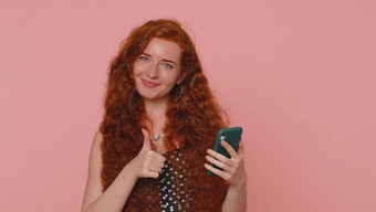 红色头发的人女孩移动电话打<strong>字帖</strong>子网络短信消息浏览上瘾社会网络
