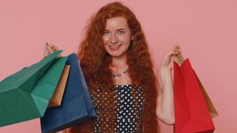 购物狂时尚的年轻的女人显示购物袋广告折扣<strong>低价</strong>格假期
