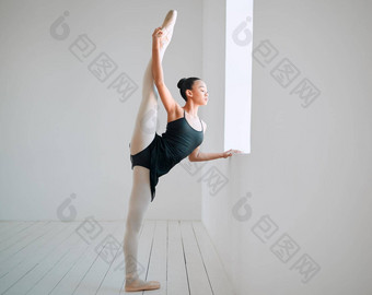 经典跳<strong>舞美</strong>丽的形式沟通完整的长度拍摄有吸引力的年轻的女芭蕾舞女演员练习跳舞工作室