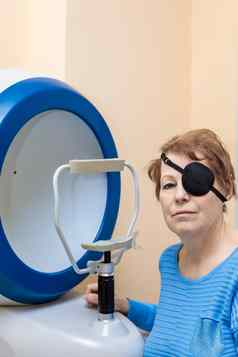 成人女孩眼科医生的任命检查视力特殊的装置特写镜头