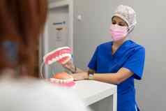 女牙医教学正确的刷牙牙齿牙科诊所