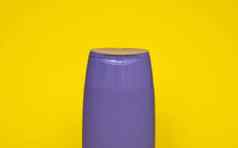 紫罗兰色的塑料洗发水瓶孤立的黄色的背景皮肤护理乳液洗澡至关重要的产品洗发水瓶浴身体乳液细液体手洗