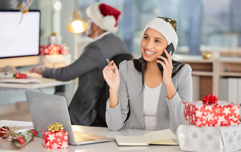 圣诞<strong>节</strong>办公室填满欢呼年轻的女商人移动PC智能<strong>手机</strong>现代办公室圣诞<strong>节</strong>