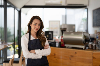 咖啡业务老板概念有吸引力的年轻的美丽的亚洲咖啡师围裙咖啡商店计数器