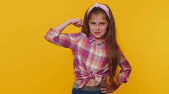适合运动自信13岁以下的孩子女孩孩子显示肱二头肌感觉权力强度成功赢得