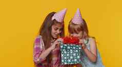 快乐孩子们妹妹女孩兄弟姐妹朋友孩子们庆祝生日聚会，派对开放礼物盒子现在