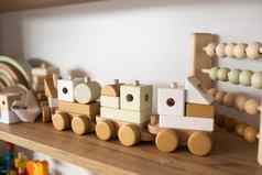 架子上孩子们的木玩具孩子们的房间孩子们的概念