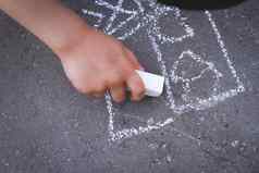 孩子们画粉笔路孩子们的创造力街