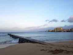 岩石码头领先的太平洋海洋黄昏海岸威基基海滩