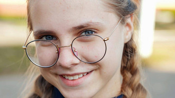 十几岁的女孩穿眼镜特写镜头脸