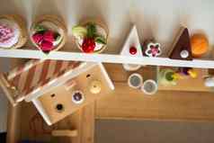 人工食物孩子们的厨房架子上蔬菜水果使针织线程
