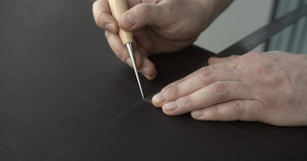 工作过程制作比尤手工制作的皮革钱包皮革车间概念小业务创建皮革产品水平框架拍摄