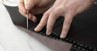 皮革工匠工作自然皮革工作锥子金属统治者与制作手工制作的钱包手工制作的概念概念小业务创建皮革产品