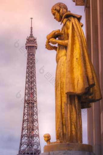 埃菲尔铁塔塔特罗卡迪罗广场金雕像巴黎法国