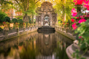 和平医生喷泉池塘卢森堡花园巴黎法国